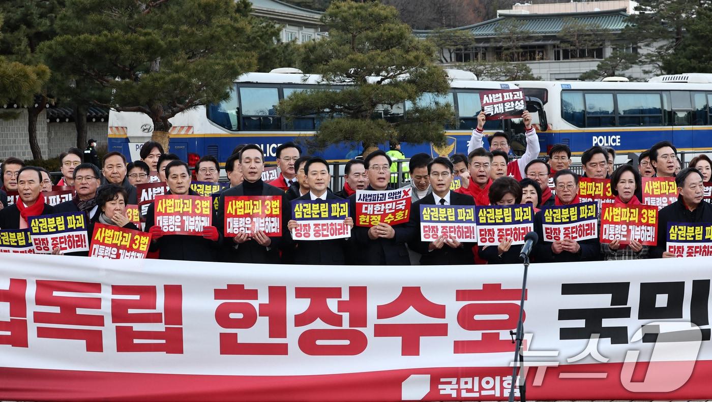 본문 이미지 - 장동혁 국민의힘 대표를 비롯한 국민의힘 지도부가 3일 서울 종로구 청와대 사랑채 앞에서 사법독립 헌정수호를 위한 대국민 호소 국민대장정 도보행진을 마치고 열린 기자회견에서 구호를 외치고 있다. 2026.3.3 ⓒ 뉴스1 최지환 기자