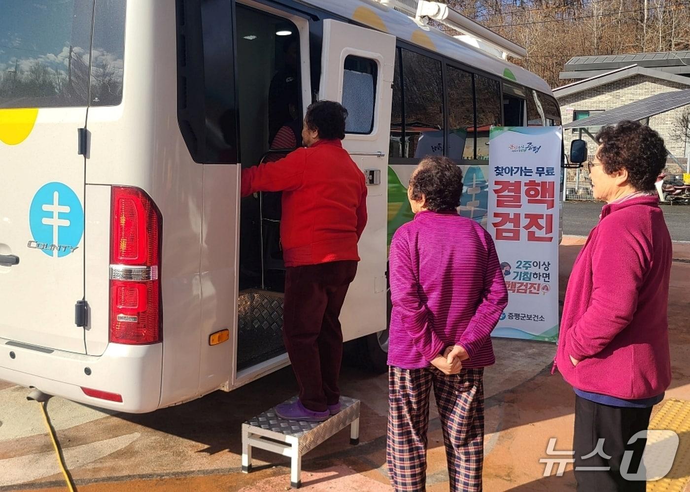 본문 이미지 - 증평군보건소 결핵 무료 이동검진 모습.(증평군 제공. 재판매 및 DB금지)
