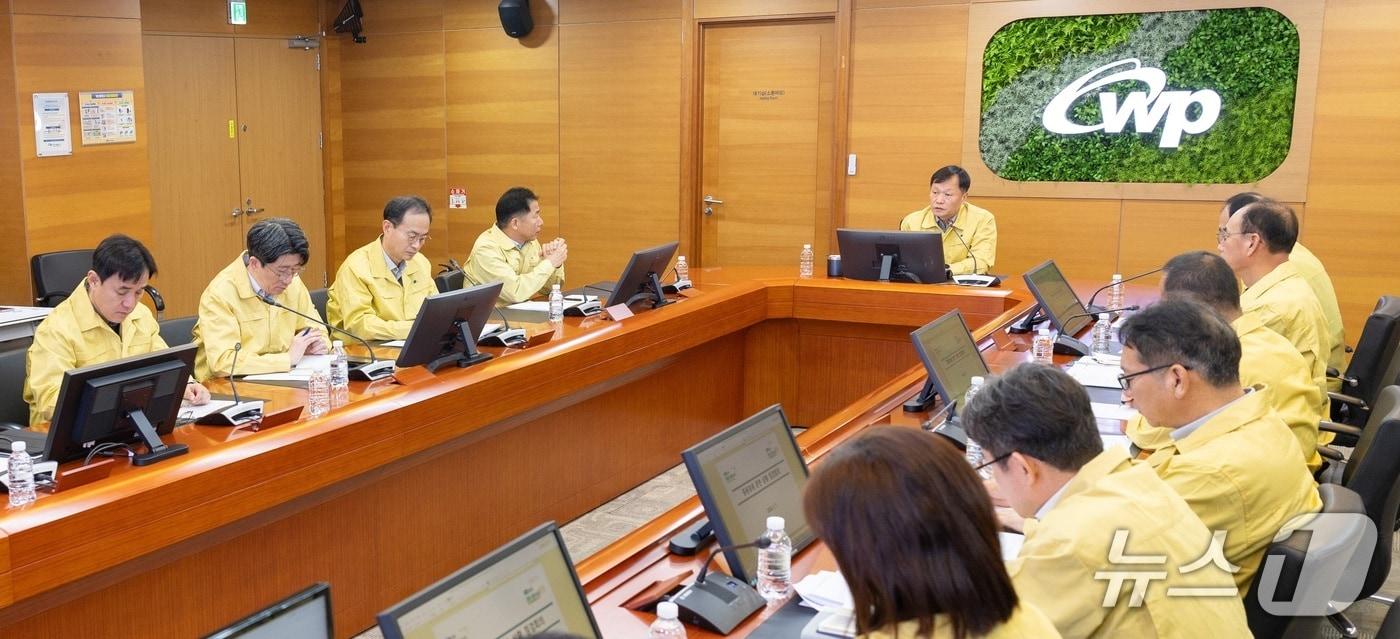 본문 이미지 - 한국서부발전은 3일 충남 태안 본사에서 이정복 사장 주재로 ‘중동정세 관련 상황 점검 회의’를 개최했다.(서부발전 제공. 재판매 및 DB금지)2026.3.3/뉴스1