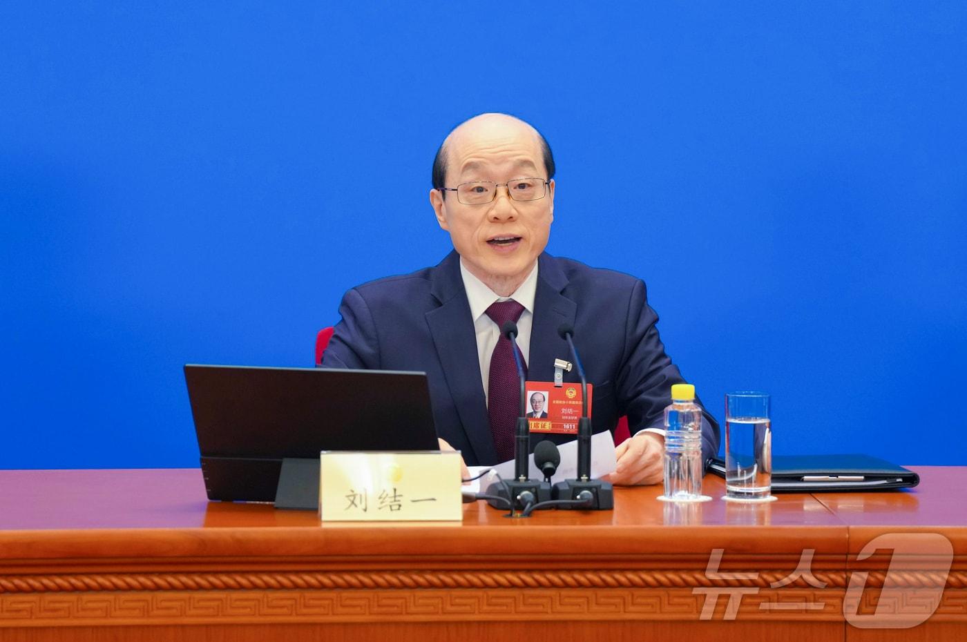 본문 이미지 - 류제이 중국 전국정치협상회의 대변인이 3일 베이징 인민대회당에서 열린 정협 관련 기자회견에서 발언하고 있다. 2026.3.3 ⓒ 신화=뉴스1