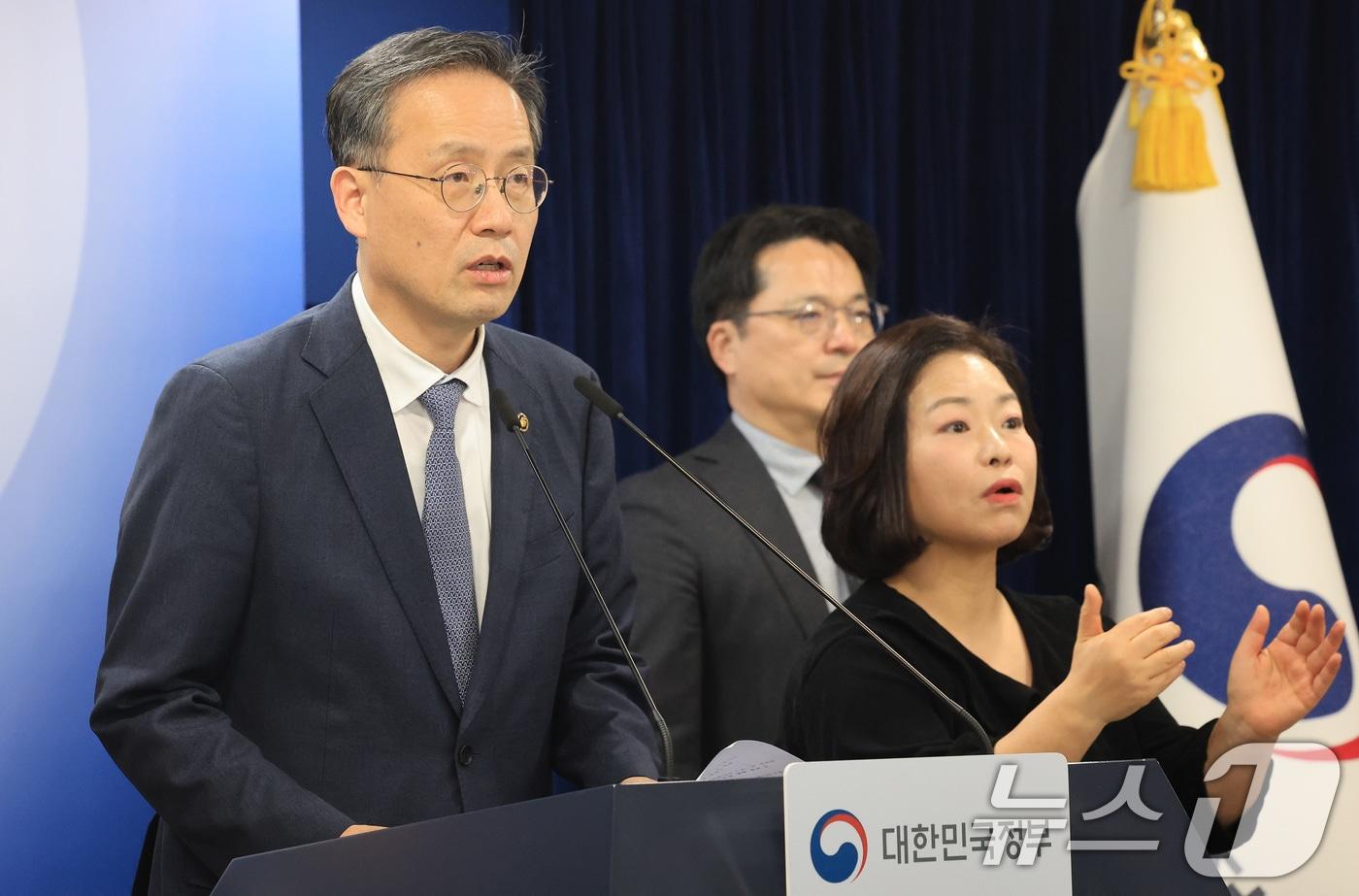 본문 이미지 - 이형일 재정경제부 1차관이 3일 서울 종로구 정부서울청사에서 중동 상황점검 긴급 관계부처회의 관련 브리핑을 하고 있다. 2026.3.3 ⓒ 뉴스1 임세영 기자