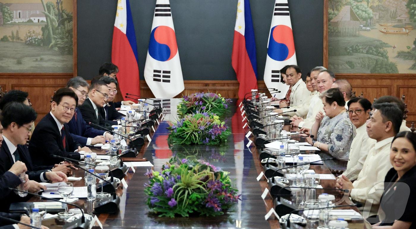 본문 이미지 - 필리핀을 국빈 방문한 이재명 대통령이 3일(현지시간) 필리핀 마닐라 말라카냥궁에서 열린 확대회담에서 발언을 하고 있다. 2026.3.3 ⓒ 뉴스1 허경 기자