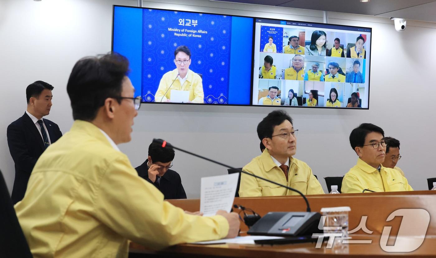 본문 이미지 - 김민석 국무총리가 3일 서울 종로구 외교부 청사에서 열린 중동상황 관련 재외공관장 회의에서 모두발언을 하고 있다. 2026.3.3 ⓒ 뉴스1 임세영 기자