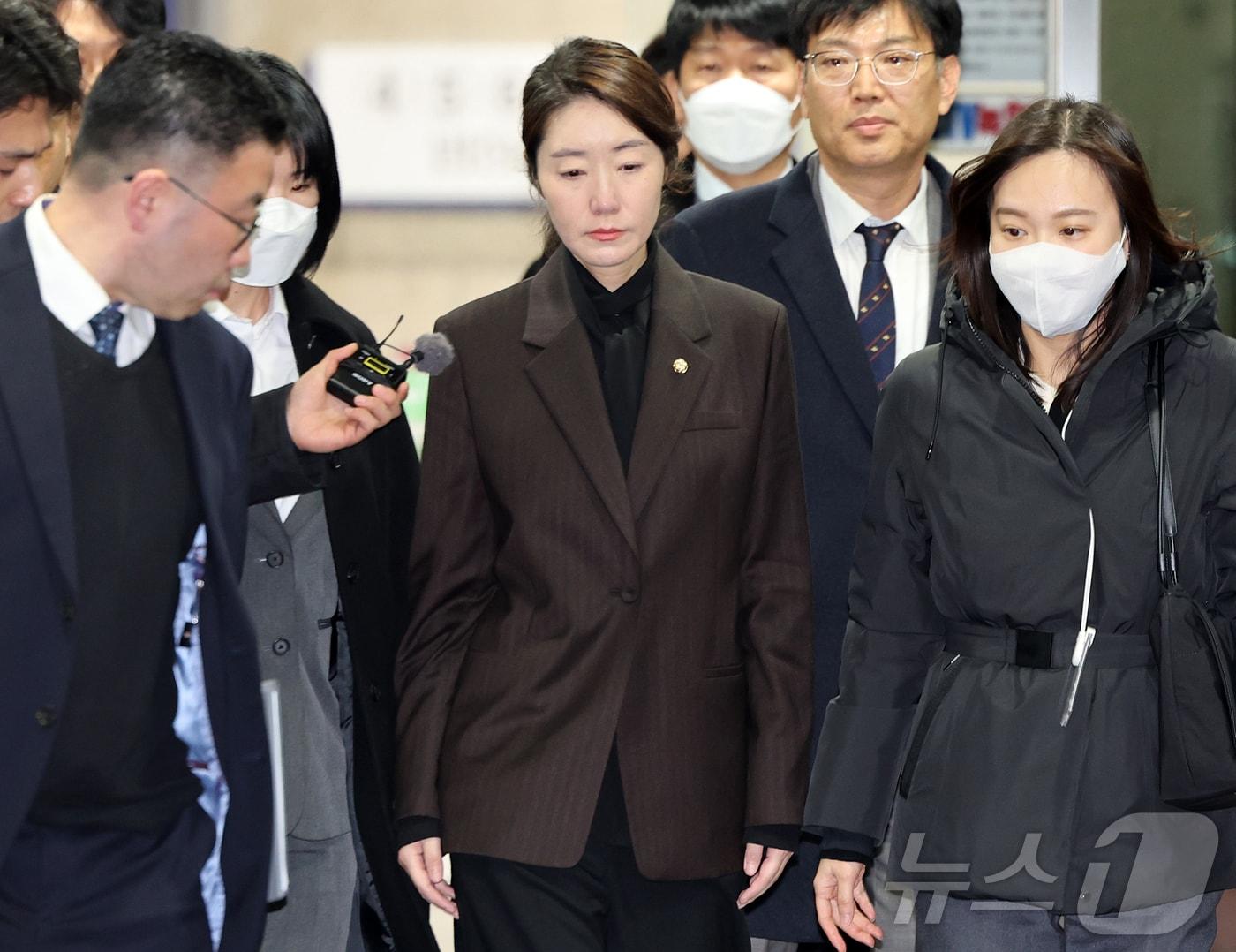 본문 이미지 - '1억 공천헌금' 의혹을 받는 강선우 무소속 의원이 3일 오후 서울 서초구 중앙지법에서 열린 구속 전 피의자 심문을 마친 뒤 법정을 나서고 있다. 2026.3.3 ⓒ 뉴스1 김진환 기자