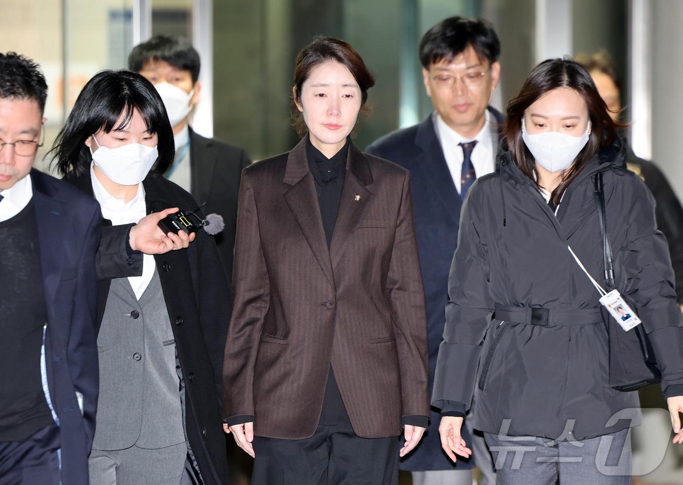 본문 이미지 - '1억 공천헌금' 의혹을 받는 강선우 무소속 의원이 3일 오후 서울 서초구 중앙지법에서 열린 구속 전 피의자 심문을 마친 뒤 법정을 나서고 있다. 2026.3.3 ⓒ 뉴스1 김진환 기자