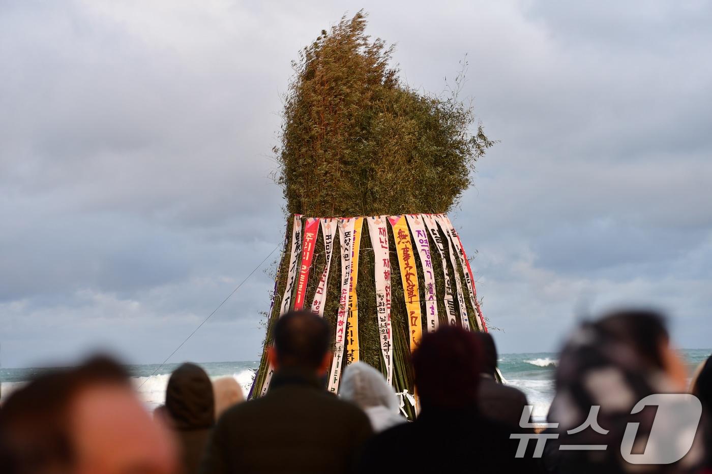 본문 이미지 - 정월대보름인 3일 오후 경북 포항시 북구 청하면 월포해수욕장에서 진행될 예정이었던 달집태우기 행사가 강풍에 전면 취소됐다. 이날 포항시에는 월포해수욕장 등 총 6곳에서 달집태우기 행사를 진행할 예정이었지만 유강리와 장기면 두 곳 이외는 시민들의 안전을 위해 전면 취소했다. 2026.3.3 ⓒ 뉴스1 최창호 기자