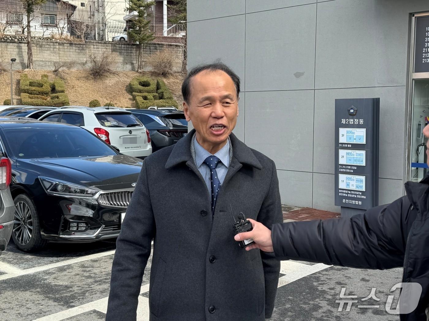 본문 이미지 - 3일 오후 레고랜드 배임 등 혐의로 재판을 받게 된 최문순 전 강원도지사가 재판 전 기자들과 만나 입장을 밝히고 있다.2026.3.3 한귀섭 기자