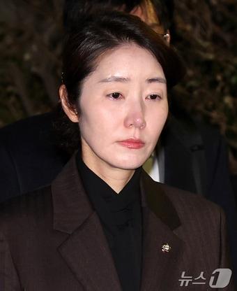 본문 이미지 - '1억 공천헌금' 의혹을 받는 강선우 무소속 의원이 3월 3일 오후 서울 서초구 중앙지법에서 열린 구속 전 피의자 심문을 마친 뒤 법정을 나서고 있다. 2026.3.3 ⓒ 뉴스1 김진환 기자