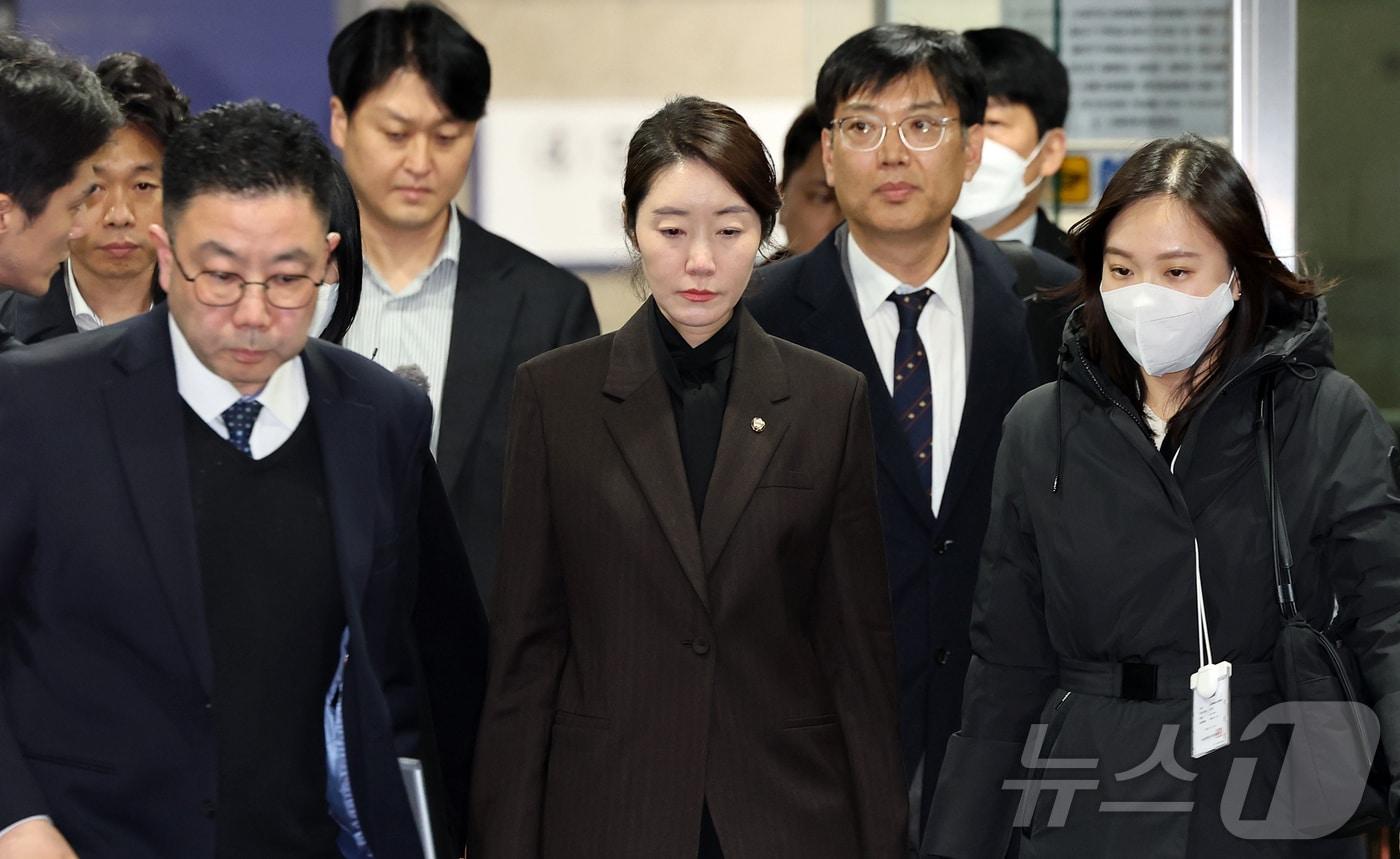 본문 이미지 - '1억 공천헌금' 의혹을 받는 강선우 무소속 의원이 3일 오후 서울 서초구 중앙지법에서 열린 구속 전 피의자 심문을 마친 뒤 법정을 나서고 있다. 2026.3.3 ⓒ 뉴스1 김진환 기자