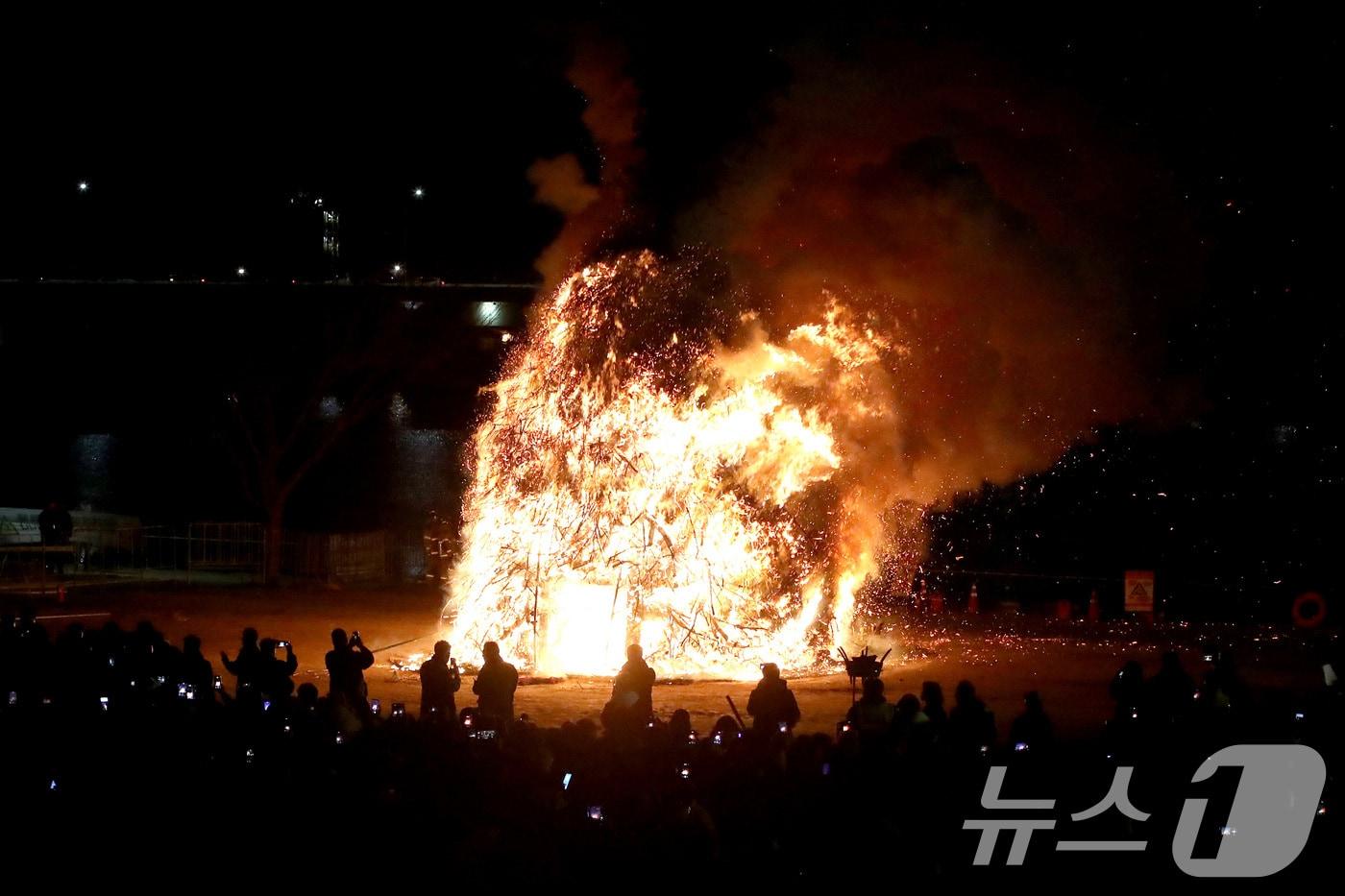 본문 이미지 - 정월대보름인 지난 3일 오후 대구 북구 금호강 둔치에서 열린 '금호강 정월대보름 축제'에서 액운을 물리치고 만복을 기원하는 초대형 달집이 활활 타고 있다. 2026.3.3 ⓒ 뉴스1 공정식 기자