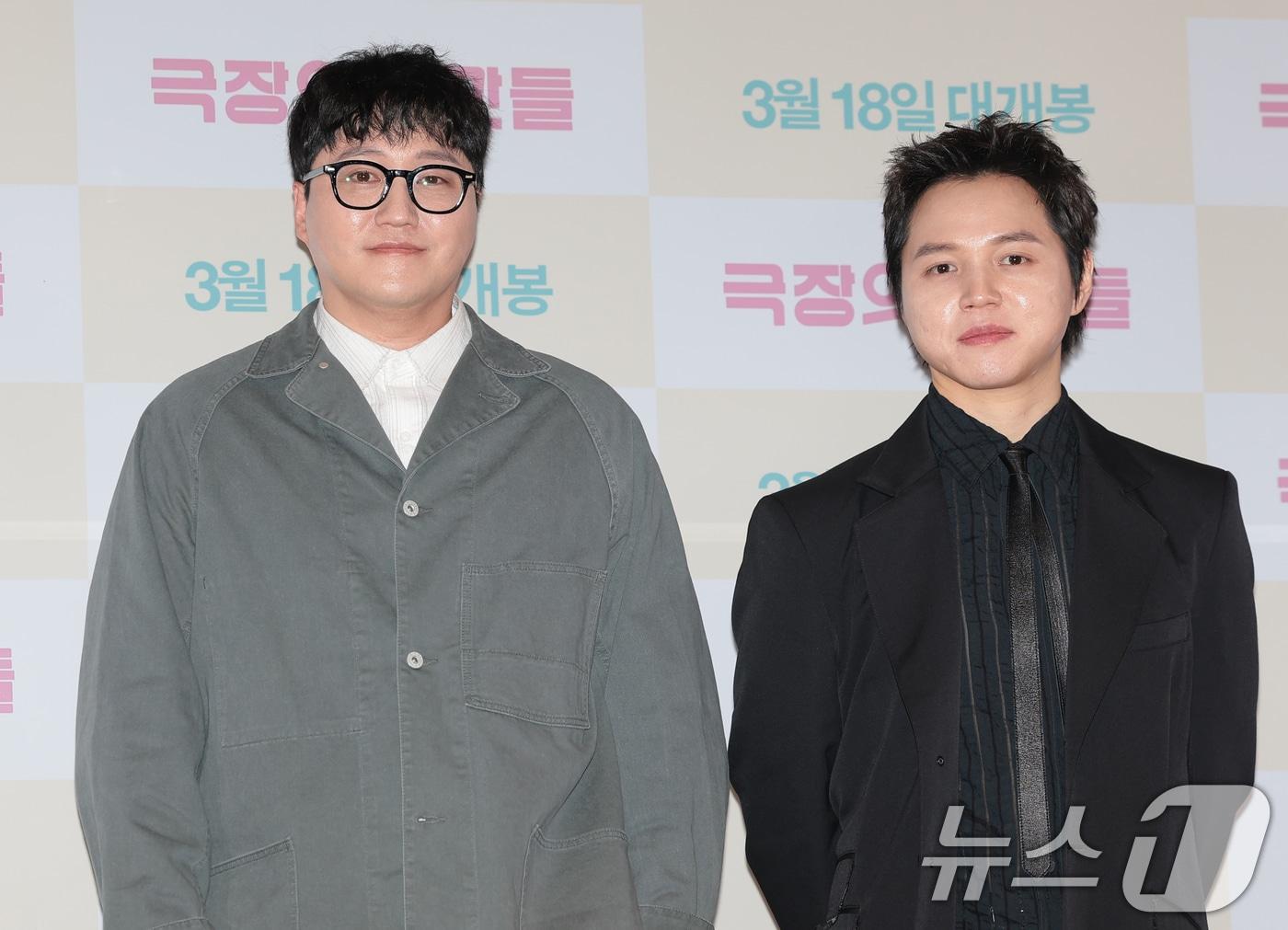 본문 이미지 - 배우 김대명과 원슈타인(오른쪽)이 3일 서울 종로구 씨네큐브에서 열린 영화 ‘극장의 시간들’ 언론시사회 및 기자간담회에 참석해 포즈를 취하고 있다. '극장의 시간들'은 관객, 감독, 배우 등 다양한 인물들을 주인공으로 영화적 재미는 물론 극장이라는 장소가 지닌 예술적·사회적 의미를 조명한다. 특히 대한민국 대표 예술영화관 씨네큐브가 개관 25주년을 맞아 제작한 작품으로 극장과 영화의 미래에 대해 새로운 도전과 희망을 제시해 더욱 높은 관심을 끌고 있다. 2026.3.3 ⓒ 뉴스1 권현진 기자