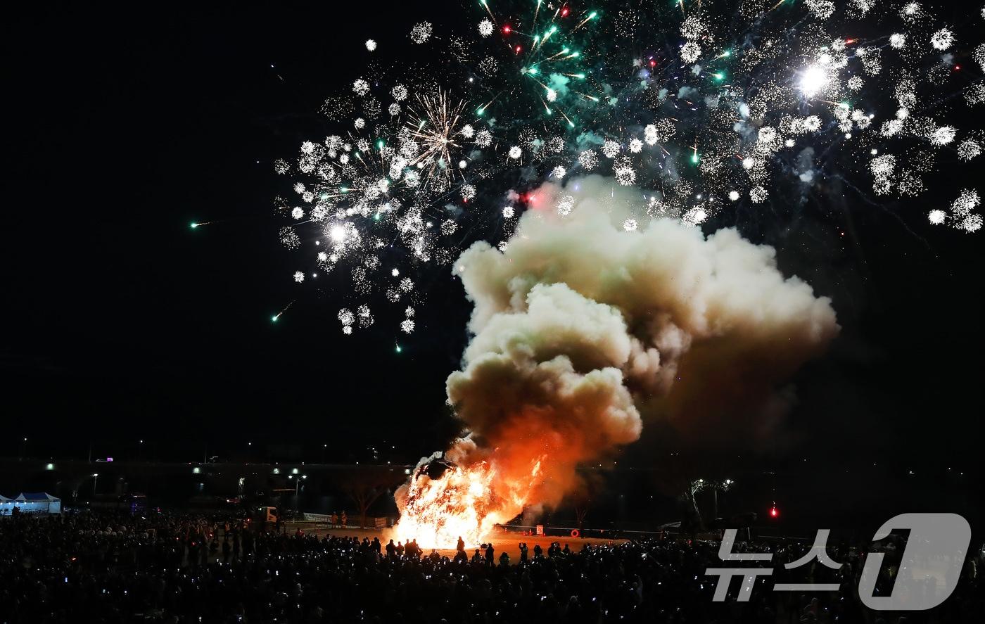 본문 이미지 - 정월대보름인 3일 오후 대구 북구 금호강 둔치에서 열린 '금호강 정월대보름 축제'에서 액운을 물리치고 만복을 기원하는 초대형 달집이 활활 타오르고, 하늘에는 폭죽이 터지고 있다. 2026.3.3 ⓒ 뉴스1 공정식 기자
