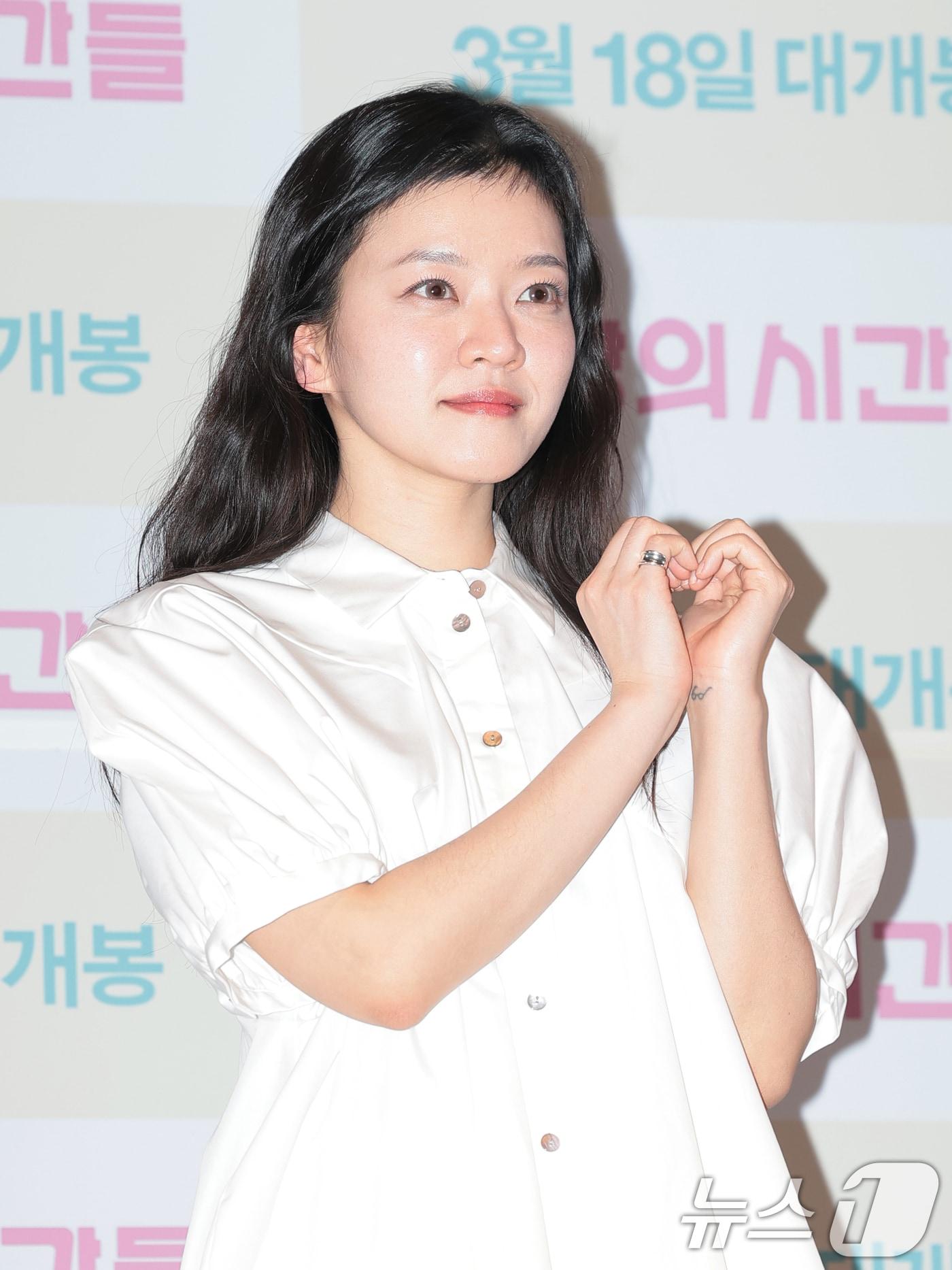 본문 이미지 - 배우 고아성이 3일 서울 종로구 씨네큐브에서 열린 영화 ‘극장의 시간들’ 언론시사회 및 기자간담회에 참석해 포즈를 취하고 있다. '극장의 시간들'은 관객, 감독, 배우 등 다양한 인물들을 주인공으로 영화적 재미는 물론 극장이라는 장소가 지닌 예술적·사회적 의미를 조명한다. 특히 대한민국 대표 예술영화관 씨네큐브가 개관 25주년을 맞아 제작한 작품으로 극장과 영화의 미래에 대해 새로운 도전과 희망을 제시해 더욱 높은 관심을 끌고 있다. ⓒ 뉴스1 권현진 기자