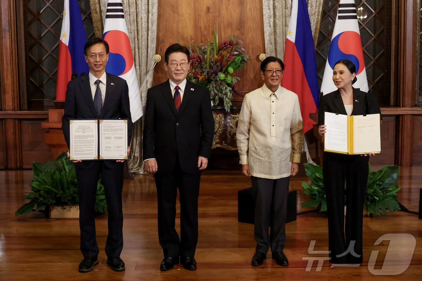 본문 이미지 - 김용선 지식재산처 처장과 마리아 크리스티나 알데게르 로케 필리핀 통상산업부 장관이 3일(현지시간) 필리핀 마닐라 말라카냥궁에서 이재명 대통령과 페르디난드 마르코스 주니어 필리핀 대통령이 임석한 가운데 지식재산 분야에서의 심화 협력에 관한 양해각서(개정)를 체결한 뒤 기념촬영을 하고 있다. 2026.3.3 ⓒ 뉴스1 허경 기자