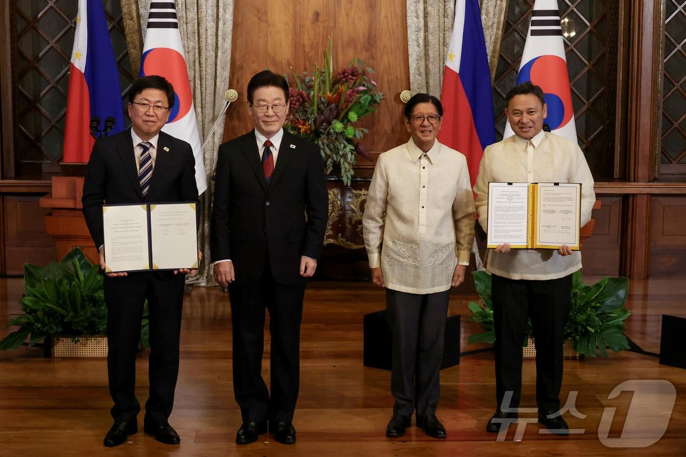 본문 이미지 - 최교진 교육부 장관과 후아 에드가르도 앙가라 필리핀 교육부 장관이 3일(현지시간) 필리핀 마닐라 말라카냥궁에서 이재명 대통령과 페르디난드 마르코스 주니어 필리핀 대통령이 임석한 가운데 필리핀 학교 내 외국어 특별 프로그램 협력에 관한 양해각서를 체결하고 기념촬영을 하고 있다. 2026.3.3 ⓒ 뉴스1 허경 기자