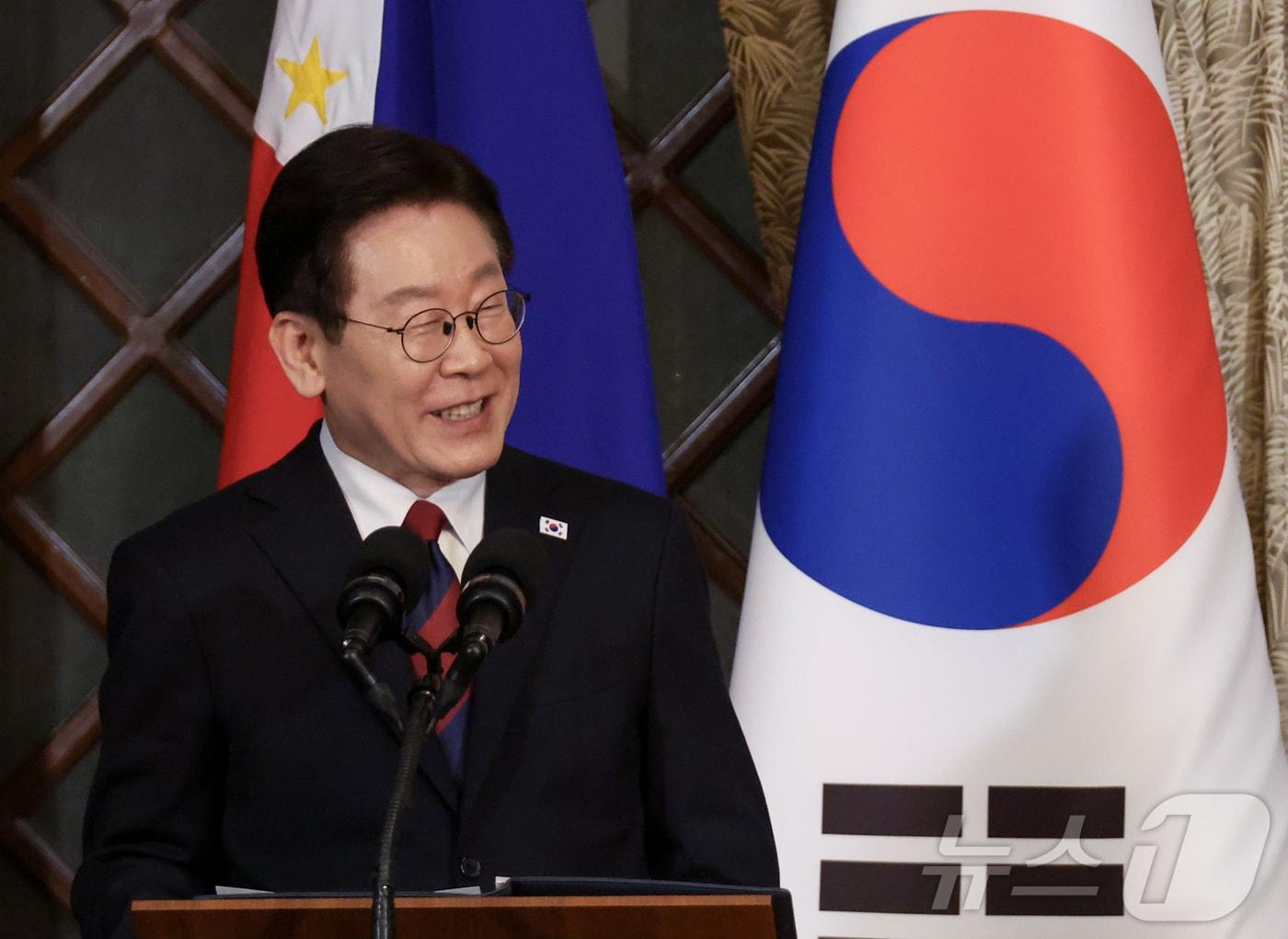 본문 이미지 - 이재명 대통령이 3일(현지시간) 필리핀 마닐라 말라카냥궁에서 열린 공동언론발표에서 발언을 하고 있다. 2026.3.3 ⓒ 뉴스1 허경 기자