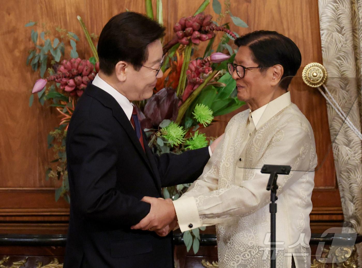 본문 이미지 - 이재명 대통령과 페르디난드 마르코스 주니어 필리핀 대통령이 3일(현지시간) 필리핀 마닐라 말라카냥궁에서 열린 공동언론발표를 마친 후 악수하고 있다. 2026.3.3 ⓒ 뉴스1 허경 기자