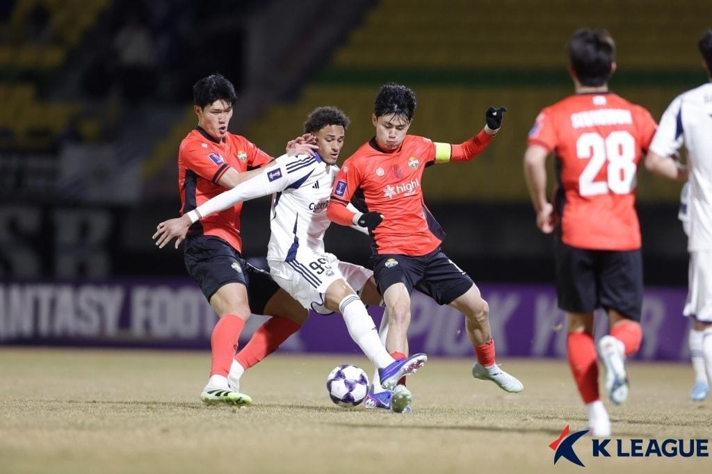 본문 이미지 -  강원과 마치다가 0-0 무승부를 거뒀다.(한국프로축구연맹 제공)