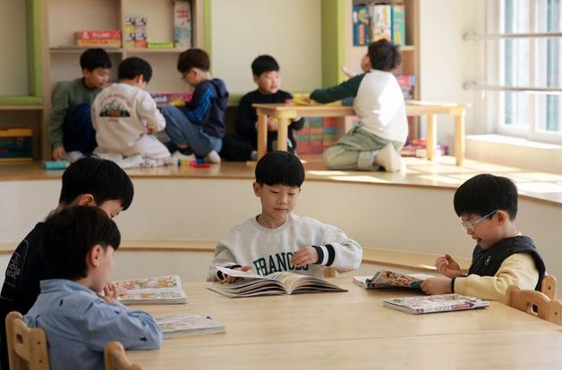 본문 이미지 - 거점형 돌봄센터 독서 프러그램.(자료사진)