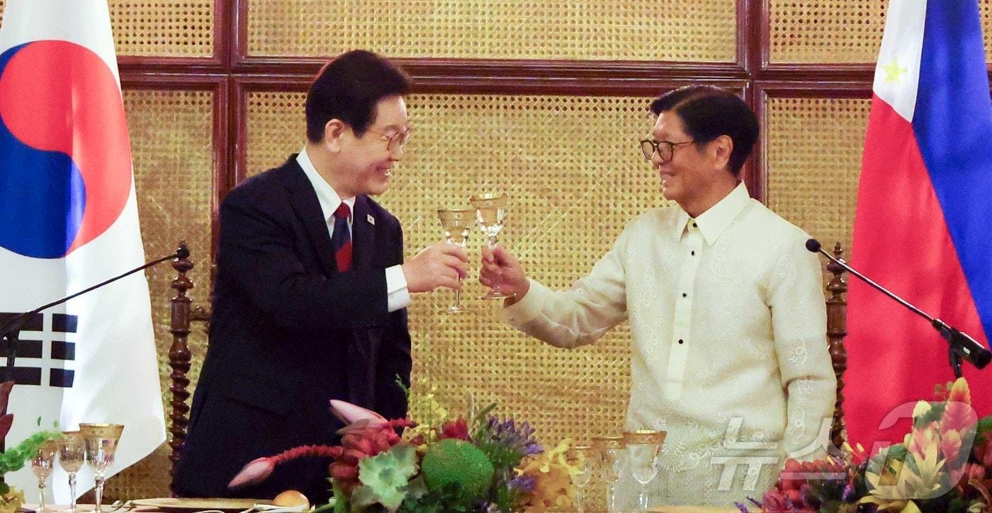 본문 이미지 - 이재명 대통령과 페르디난드 마르코스 주니어 필리핀 대통령이 3일(현지시간) 필리핀 마닐라 말라카냥궁에서 열린 국빈만찬에서 건배를 하고 있다. 2026.3.3 ⓒ 뉴스1 허경 기자
