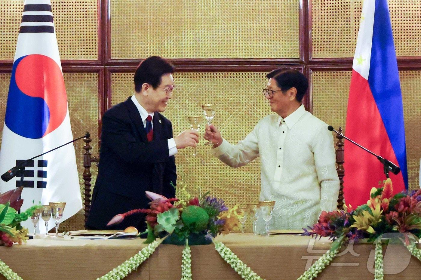 본문 이미지 - 이재명 대통령과 페르디난드 마르코스 주니어 필리핀 대통령이 3일(현지시간) 필리핀 마닐라 말라카냥궁에서 열린 국빈만찬에서 건배를 하고 있다. 2026.3.3 ⓒ 뉴스1 허경 기자