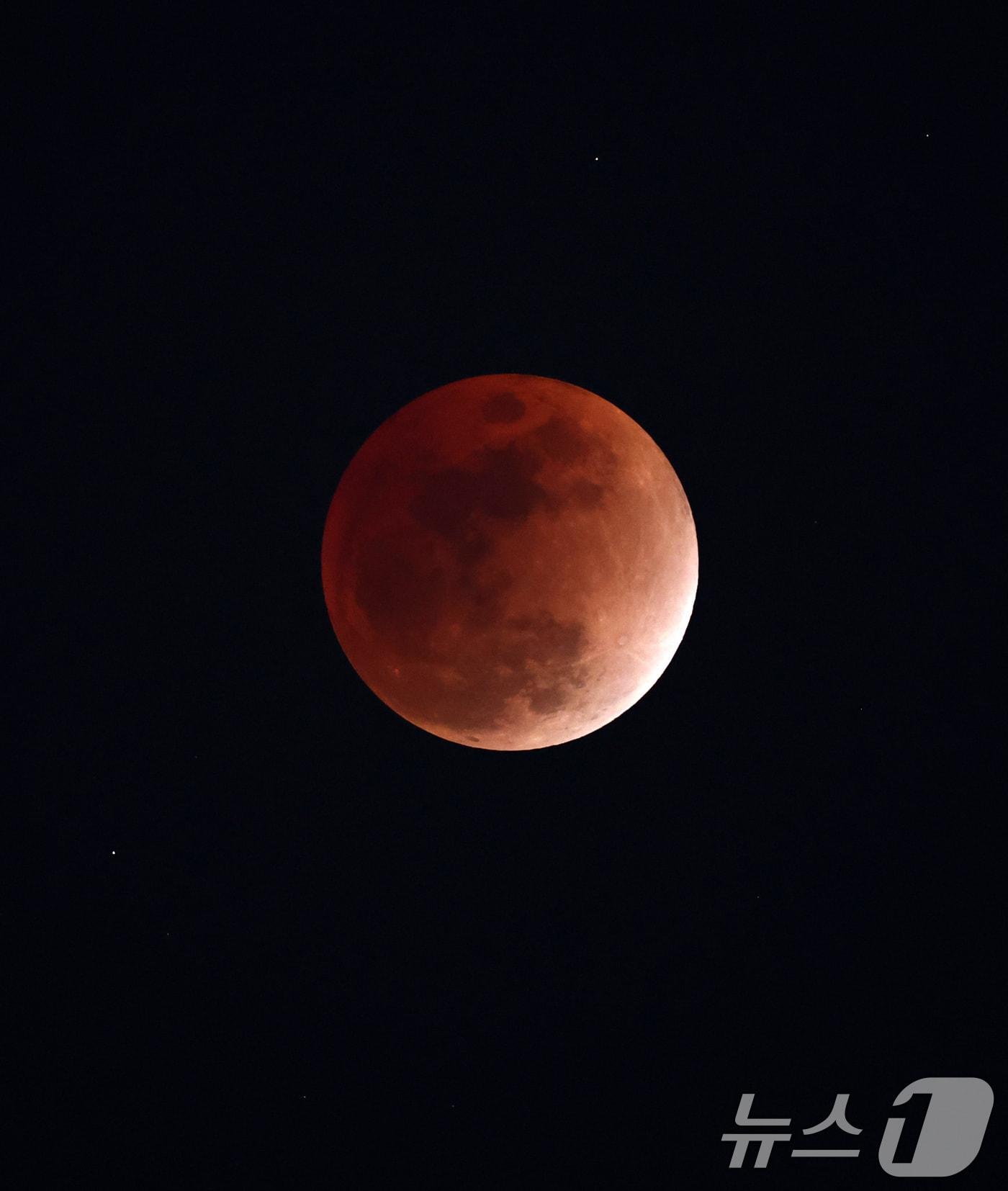 본문 이미지 - 3일 밤 서울 상공에 떠오른 정월대보름달에 개기월식이 일어나고 있다. ⓒ 뉴스1 최지환 기자