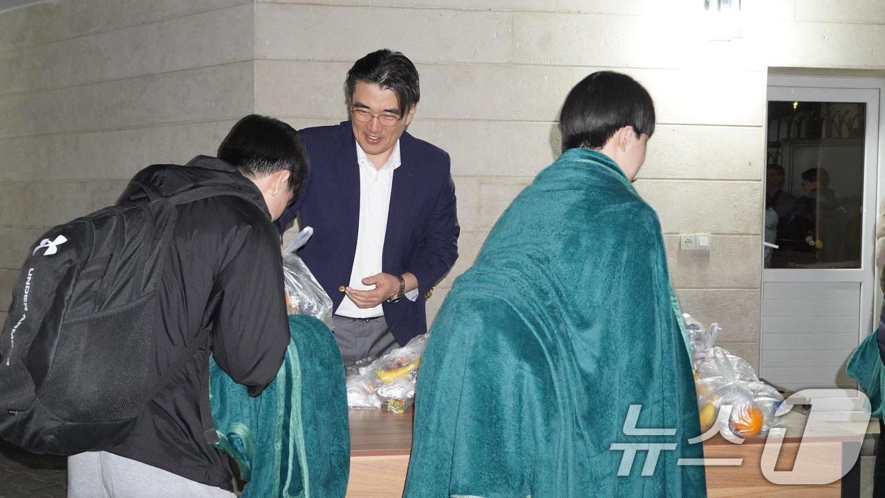 본문 이미지 - 이란에 체류 중이던 우리 국민 23명이 주이란대사관과 현지에 급파되어 있던 외교부 신속대응팀(단장 : 임상우 재외국민보호 및 영사 담당 정부대표)의 지원으로 3일 오후 (한국 시간) 투르크메니스탄으로 무사히 대피했다. (외교부 제공. 재판매 및 DB 금지) 2026.3.3 ⓒ 뉴스1 김명섭 기자