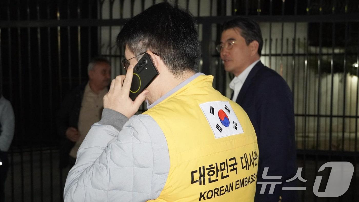 본문 이미지 - 이란에 체류 중이던 우리 국민들이 주이란대사관과 현지에 급파되어 있던 외교부 신속대응팀의 지원으로 3일 오후 (한국 시간) 투르크메니스탄으로 무사히 대피했다. (외교부 제공) 2026.3.3 ⓒ 뉴스1  