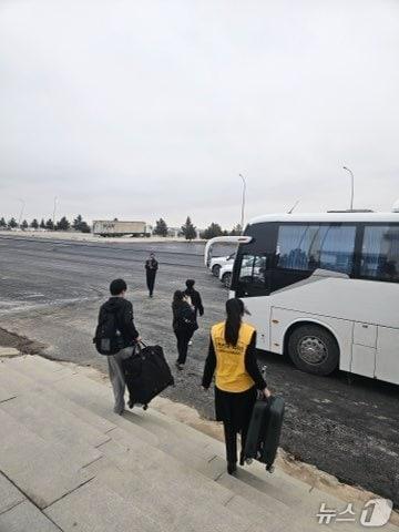 본문 이미지 - 정부는 이란에 체류 중이던 우리 국민 23명이 버스를 타고 육로 이동해 인접국인 투르크매니스탄으로 안전하게 대피했다고 밝혔다. (외교부 제공)