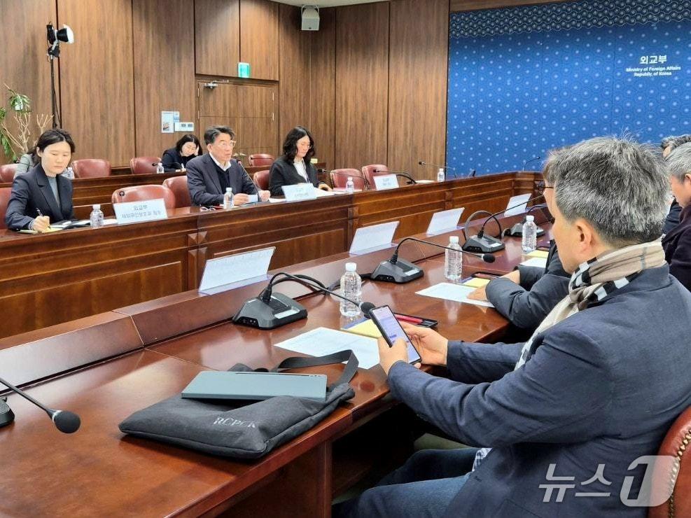 본문 이미지 - 외교부는 중동 정세와 관련해 여행업계 및 선교단체와 각각 안전간담회를 개최했다 (외교부 제공)