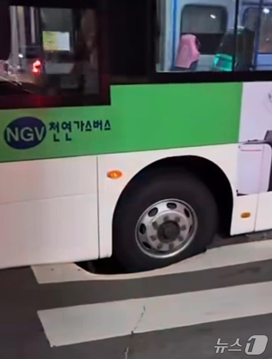 본문 이미지 - 3일 광주 광산구 한 도로에 시내버스 앞바퀴가 걸린 모습.(사진=SNS 캡쳐)