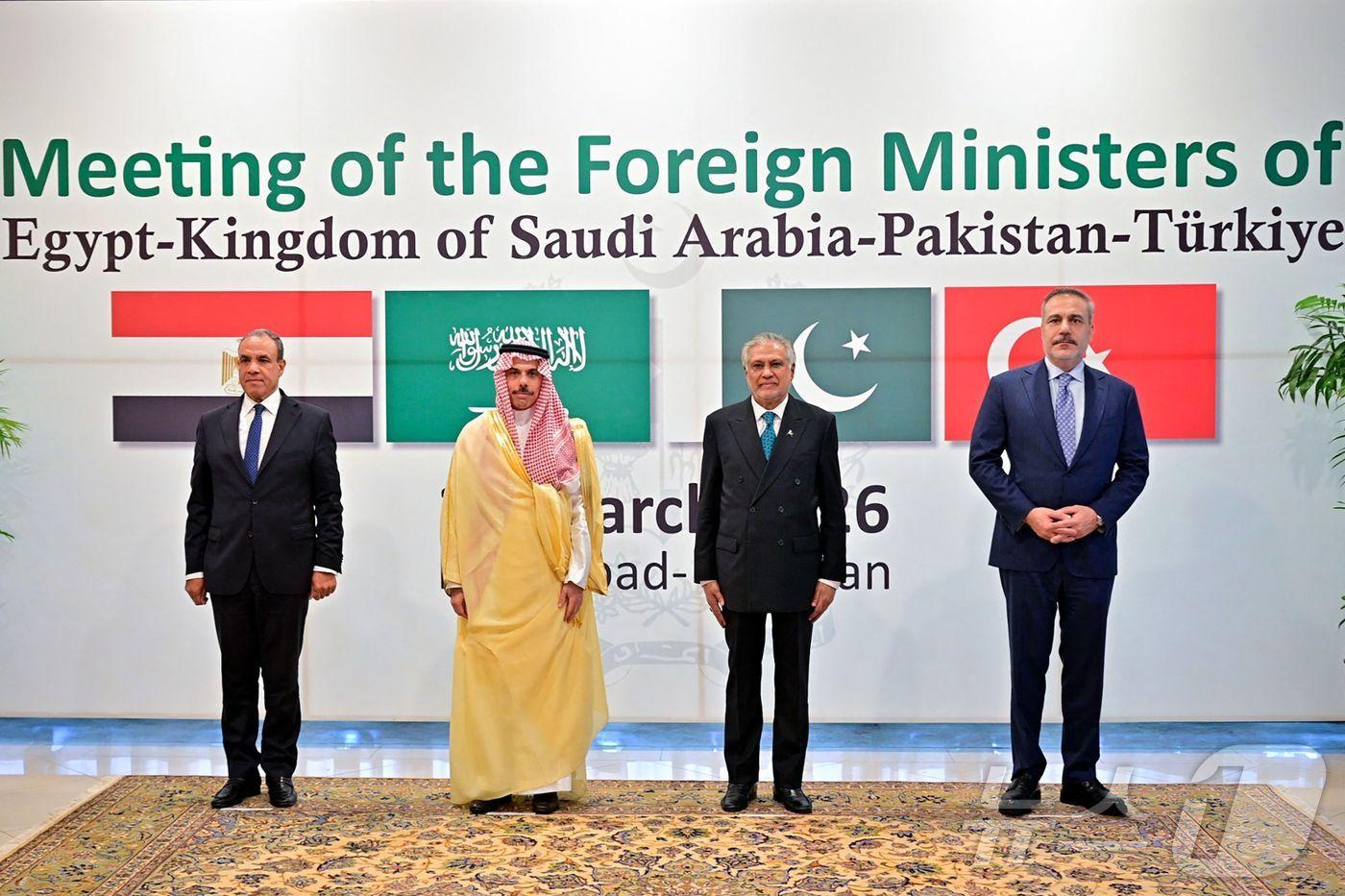 본문 이미지 - 파키스탄 외교부가 29일(현지시간) 공개한 사진에서 이샤크 다르 파키스탄 외무장관(오른쪽 두 번째)이 이슬라마바드 외교부 청사에서 열린 회의를 앞두고 하칸 피단 터키 외무장관(오른쪽), 파이살 빈 파르한 사우디 외무장관(왼쪽 두 번째), 바드르 압델라티 이집트 외무장관(왼쪽)과 기념촬영을 하고 있다. 2026.03.29ⓒ AFP=뉴스1
