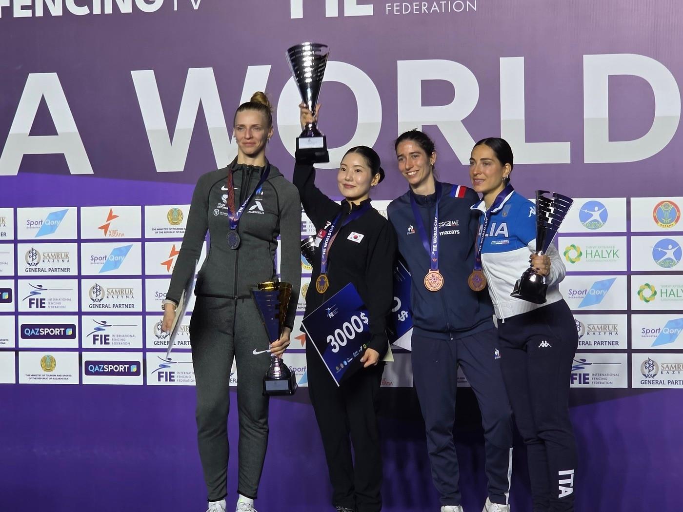 본문 이미지 - 펜싱 송세라(왼쪽에서 2번째)가 28일(현지시간) 열린 FIE 에페 월드컵 여자 개인전에서 금메달을 딴 뒤 시상식에서 포즈를 취하고 있다. (대한펜싱협회 제공)