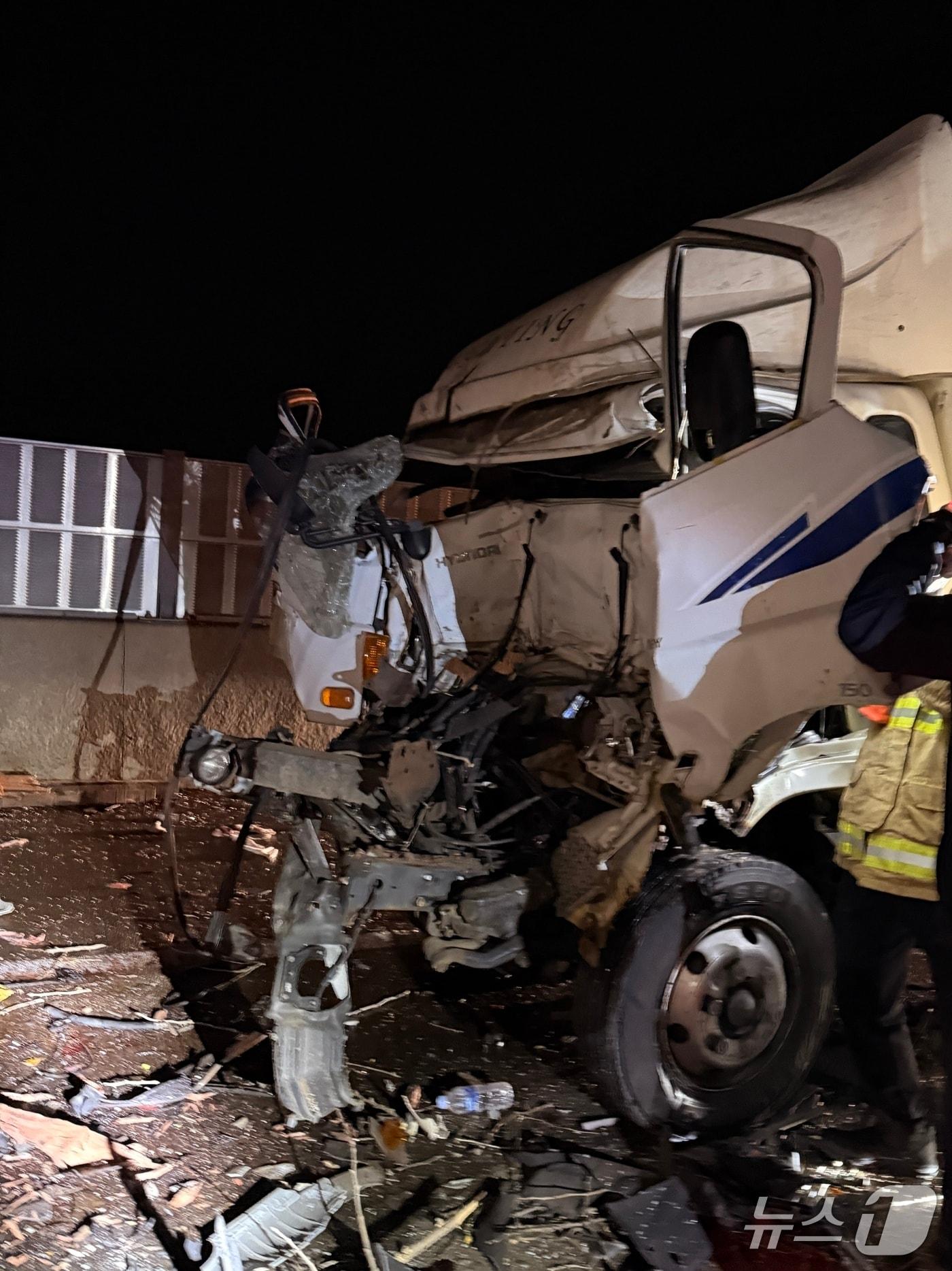 본문 이미지 -  부여 서천공주고속도로 교통사고 현장. (부여소방서 제공, 재판매 및 DB금지) / 뉴스1