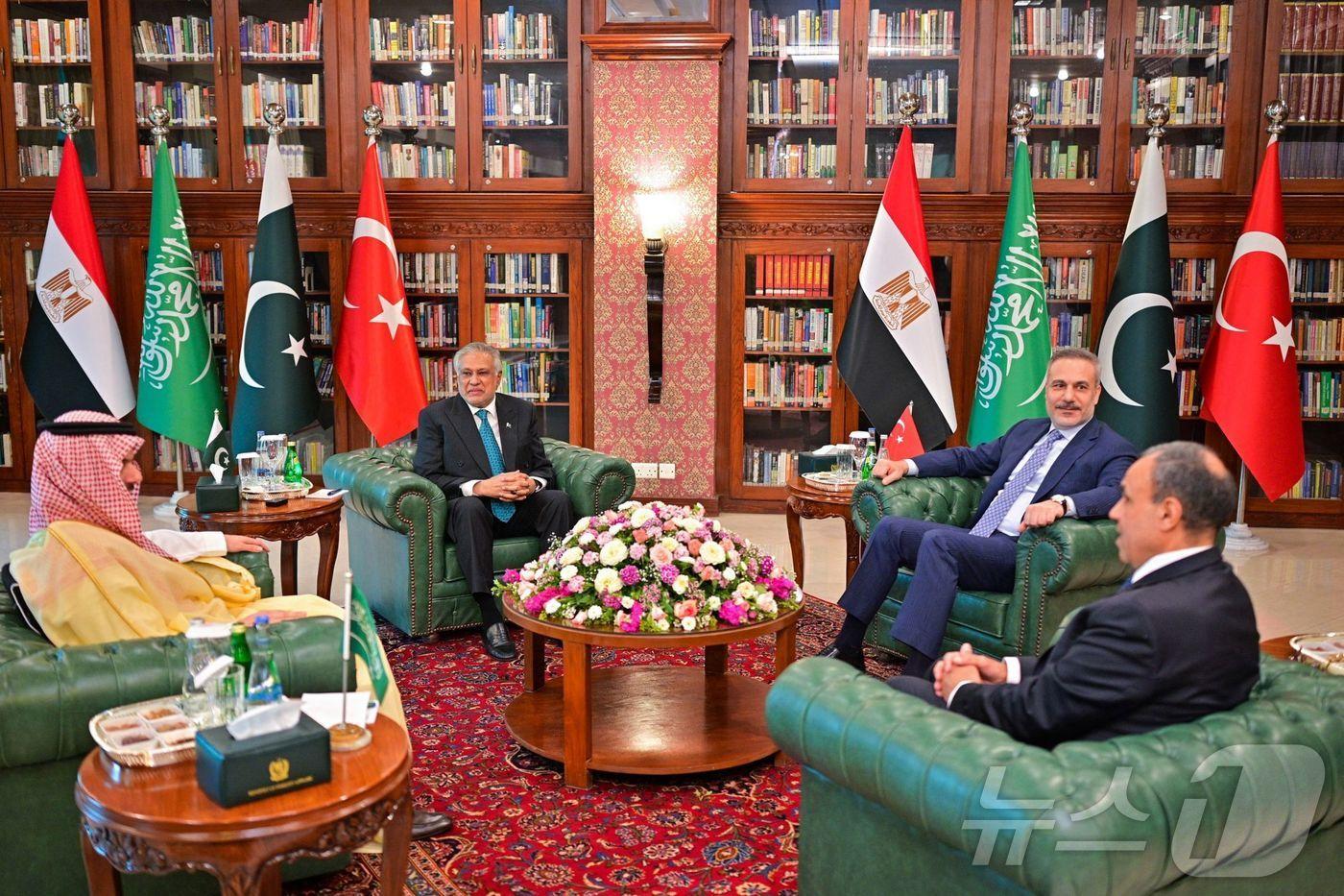 본문 이미지 - 이샤크 다르 파키스탄 외무장관과 튀르키예·이집트·사우디아라비아의 외무장관이 29일(현지시간) 이슬라마바드에서 회동하고 있다. 2026.3.29 ⓒ AFP=뉴스1