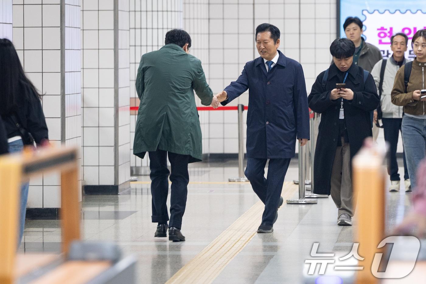 본문 이미지 - 정청래 더불어민주당 대표가 지난 3월 30일 서울 지하철 6호선 광흥창역에서 출근하며 시민들과 인사하고 있다. 2026.3.30 ⓒ 뉴스1 유승관 기자