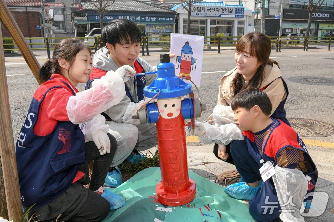 본문 이미지 - 현대모비스 임직원과 가족들이 서울시 도봉구 일대 지상식 소화전 도색 봉사활동을 하고 있는 모습. (현대모비스 제공)