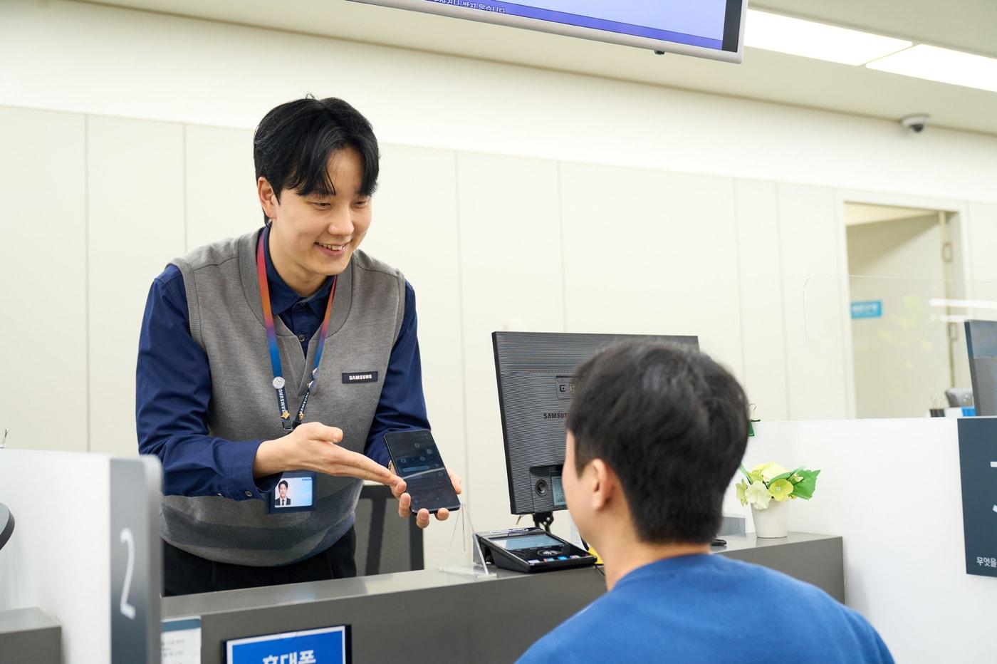 본문 이미지 - 삼성전자서비스 임직원이 서비스를 제공하는 모습