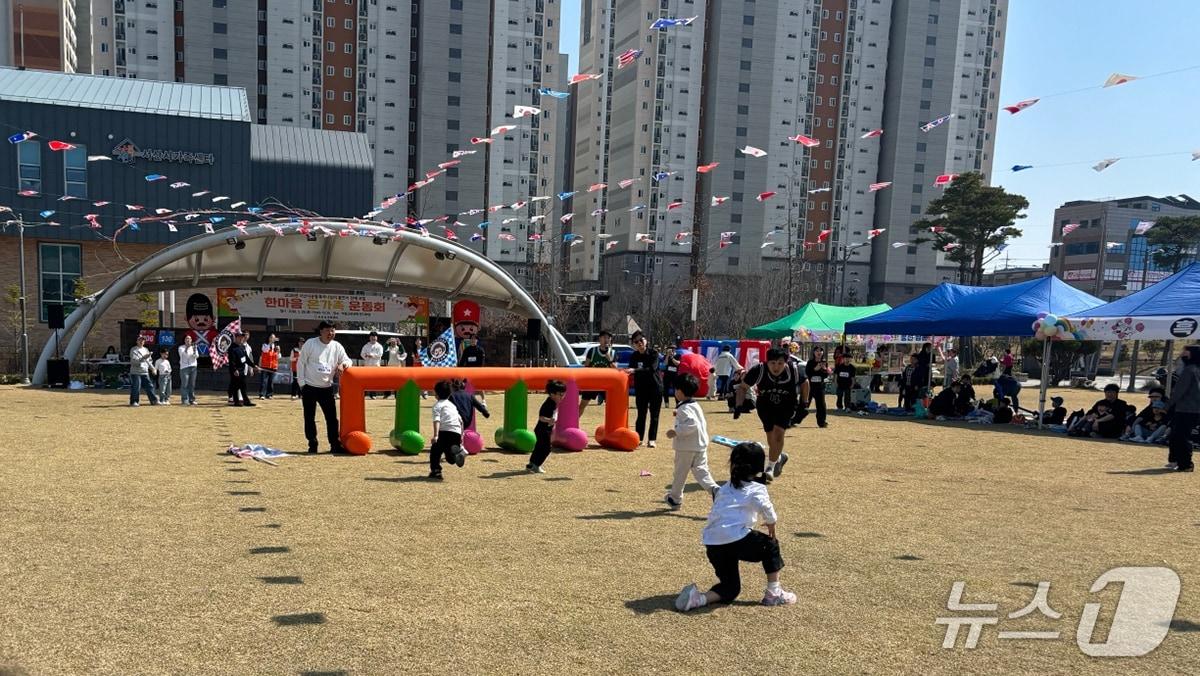 본문 이미지 - 지난 28일 석림근린공원 잔디마당에서 열린 한마음 온가족 운동회 모습(서산시 제공. 재판매 및 DB금지)2026.3.30/뉴스1