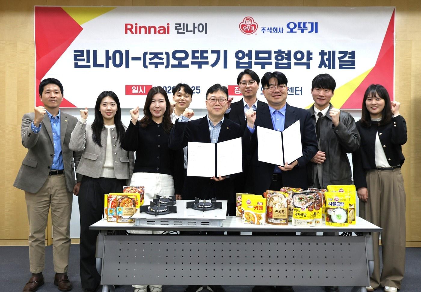 본문 이미지 - (앞줄 왼쪽 네번째)차선웅 오뚜기 마케팅실 상무, (앞줄 왼쪽 다섯번째)강상규 린나이 강상규 영업본부장 및 관계자들이 오뚜기센터에서 업무협약(MOU)을 체결하고 기념 촬영을 하는 모습.(오뚜기 제공) 