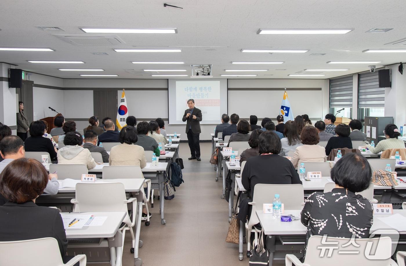 본문 이미지 - 지난 26일 부산 금정구청 7층 대회의실에서 동 지역사회보장협의체 위원 및 관계자 50여 명이 참석한 가운데 인적 안전망 역량 강화 프로그램 ‘다행이 학교’가 진행되고 있다.(금정구 제공. 재판매 및 DB금지)