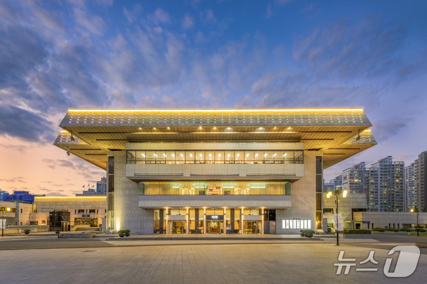 본문 이미지 - 경기아트센터 대극장 전경./자료사진