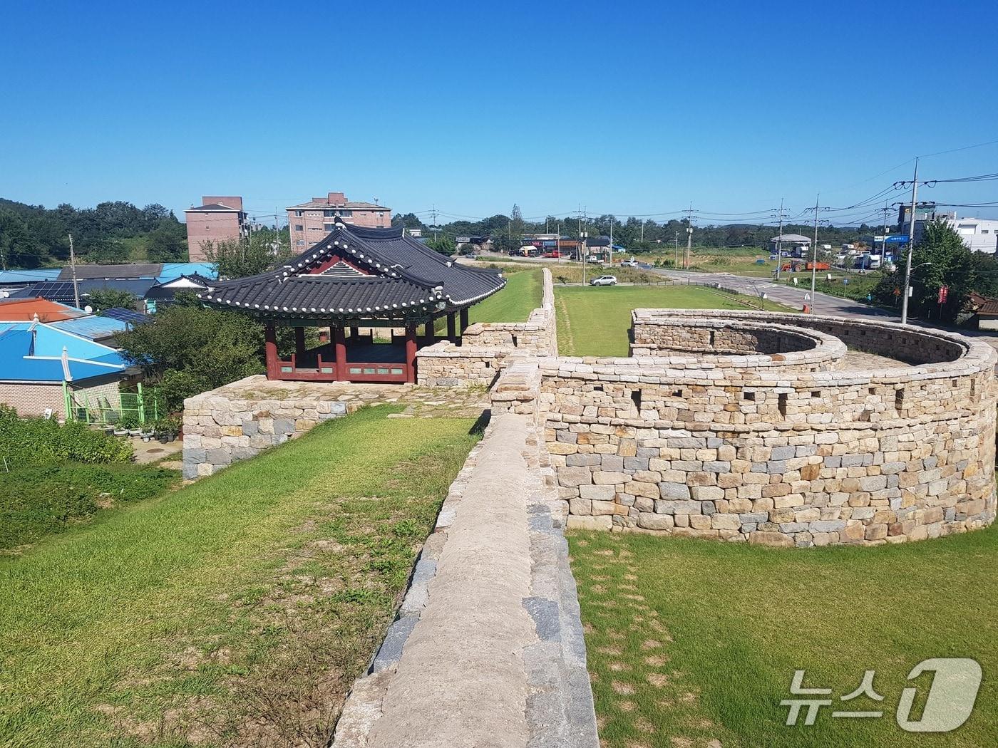 본문 이미지 - 면천읍성 전경(당진시 제공. 재판매 및 DB금지)2026.3.30/뉴스1