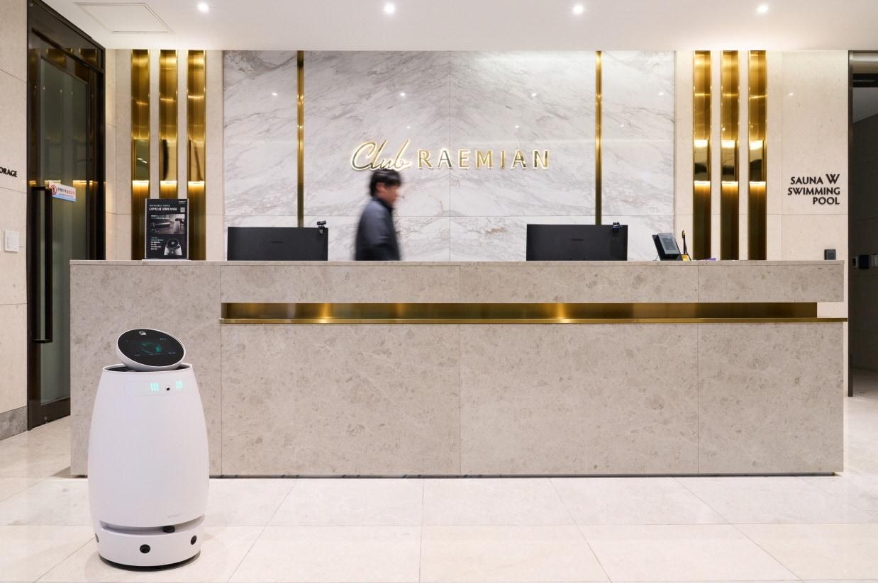 본문 이미지 - 서초 래미안 리더스원 커뮤니티 센터에 설치된 웰니스 로봇 나무엑스(SK인텔릭스 제공)