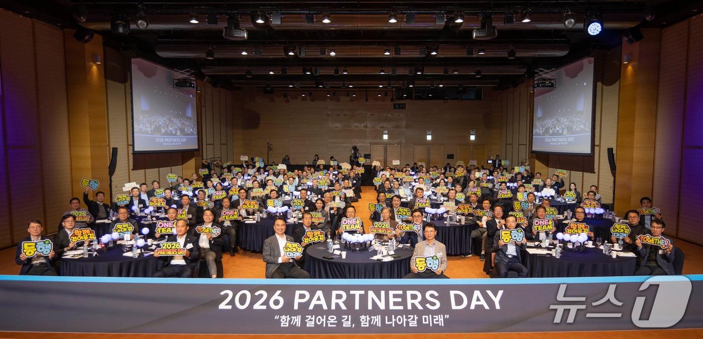 본문 이미지 - 현대트랜시스는 27일 경기도 화성시 롤링힐스 호텔에서 주요 협력사 대표를 초청해 '2026년 파트너스 데이'를 개최했다. 사진은 파트너스 데이 현장. (현대트랜시스 제공)