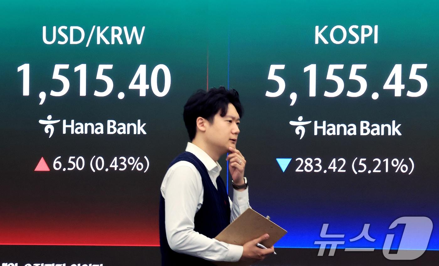 본문 이미지 - 30일 서울 중구 하나은행 딜링룸 전광판에 증시 시황이 표시되고 있다. 2026.3.30 ⓒ 뉴스1 이호윤 기자