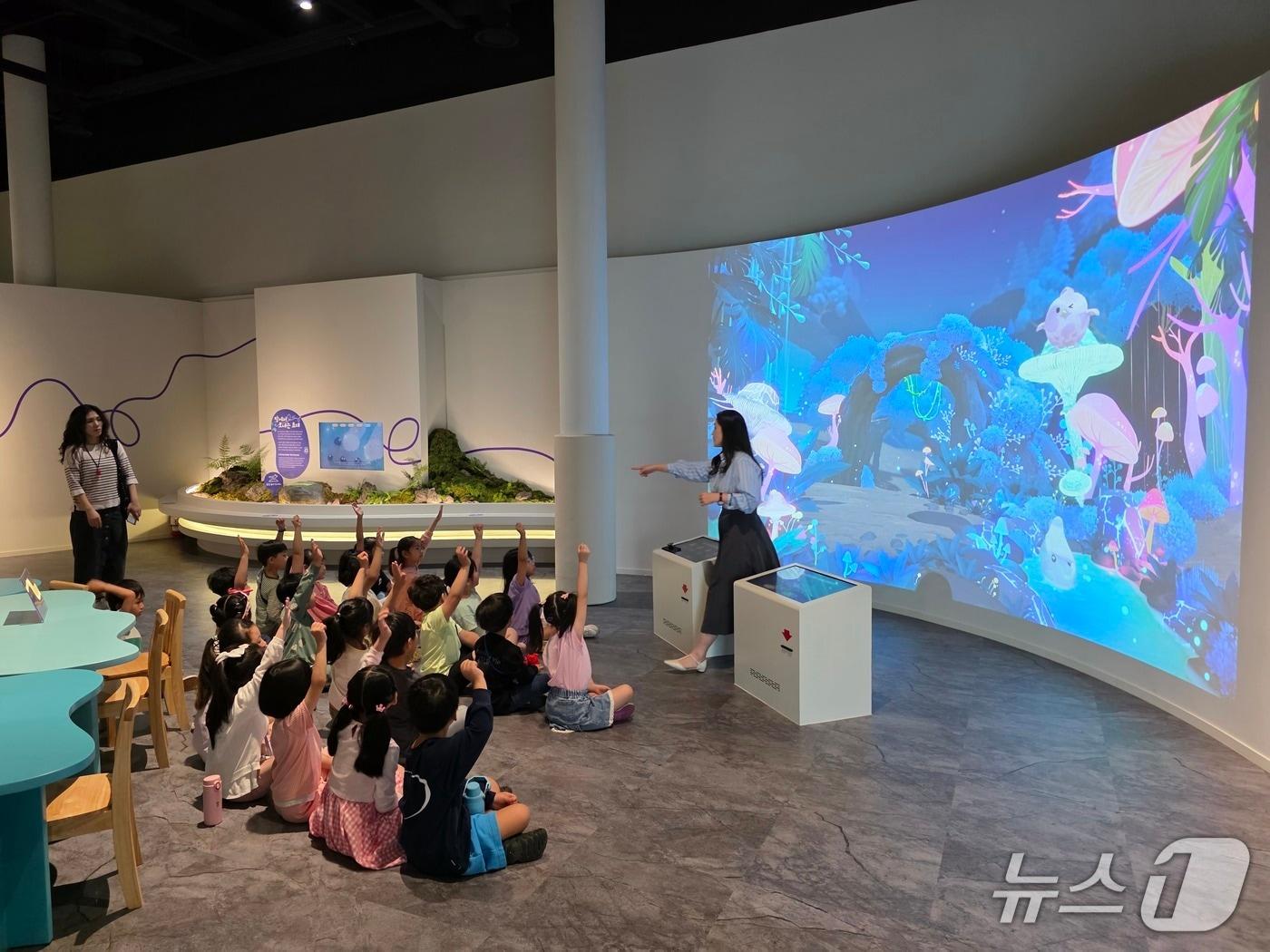 본문 이미지 - 경기문화재단 경기도어린이박물관이 초등학생을 대상으로 한 '모두와 함께 살아간다는 것은?'을 내달 14일부터 7월 17일까지 운영한다. 사진은 지난해 프로그램 운영 모습.(경기문화재단 제공. 재판매 및 DB금지)/뉴스1