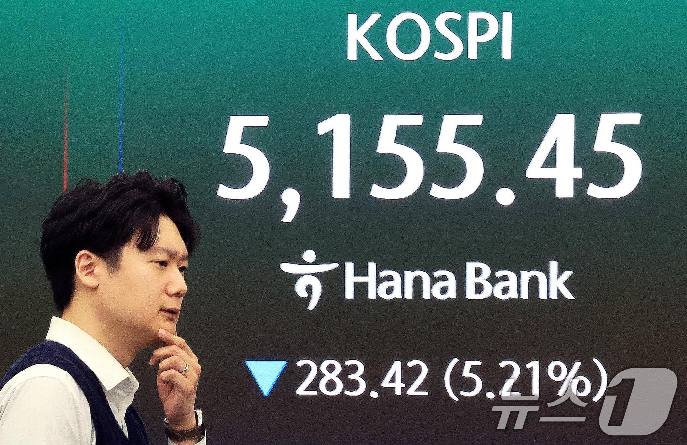 본문 이미지 - 30일 서울 중구 하나은행 딜링룸 전광판에 증시 시황이 표시되고 있다. 이날 코스피는 전 거래일 대비 257.07포인트(4.73%) 내린 5181.8로, 코스닥 지수는 39.74포인트(3.48%) 하락한 1101.77로 개장했다. 원·달러 환율은 전거래일 대비 6.5원 오른 1515.40원에 거래되고 있다. 2026.3.30 ⓒ 뉴스1 이호윤 기자