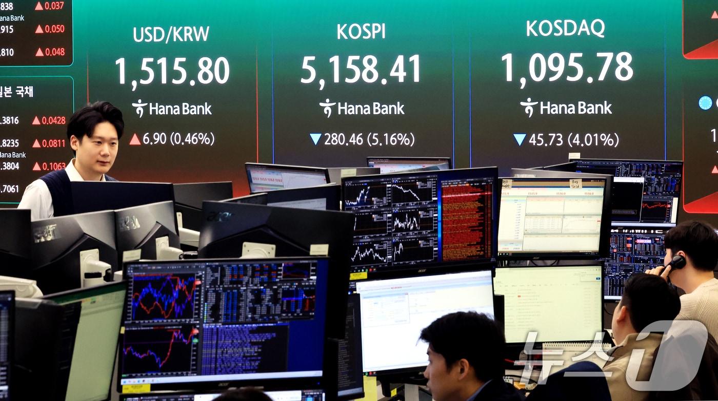 본문 이미지 - 30일 서울 중구 하나은행 딜링룸 전광판에 증시 시황이 표시되고 있다. 2026.3.30 ⓒ 뉴스1 이호윤 기자