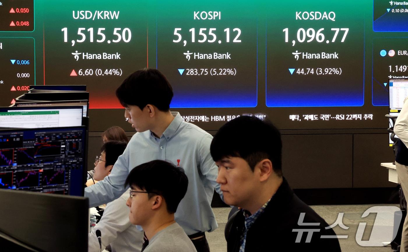 본문 이미지 - 30일 서울 중구 하나은행 딜링룸 전광판에 증시 시황이 표시되고 있다.  2026.3.30 ⓒ 뉴스1 이호윤 기자